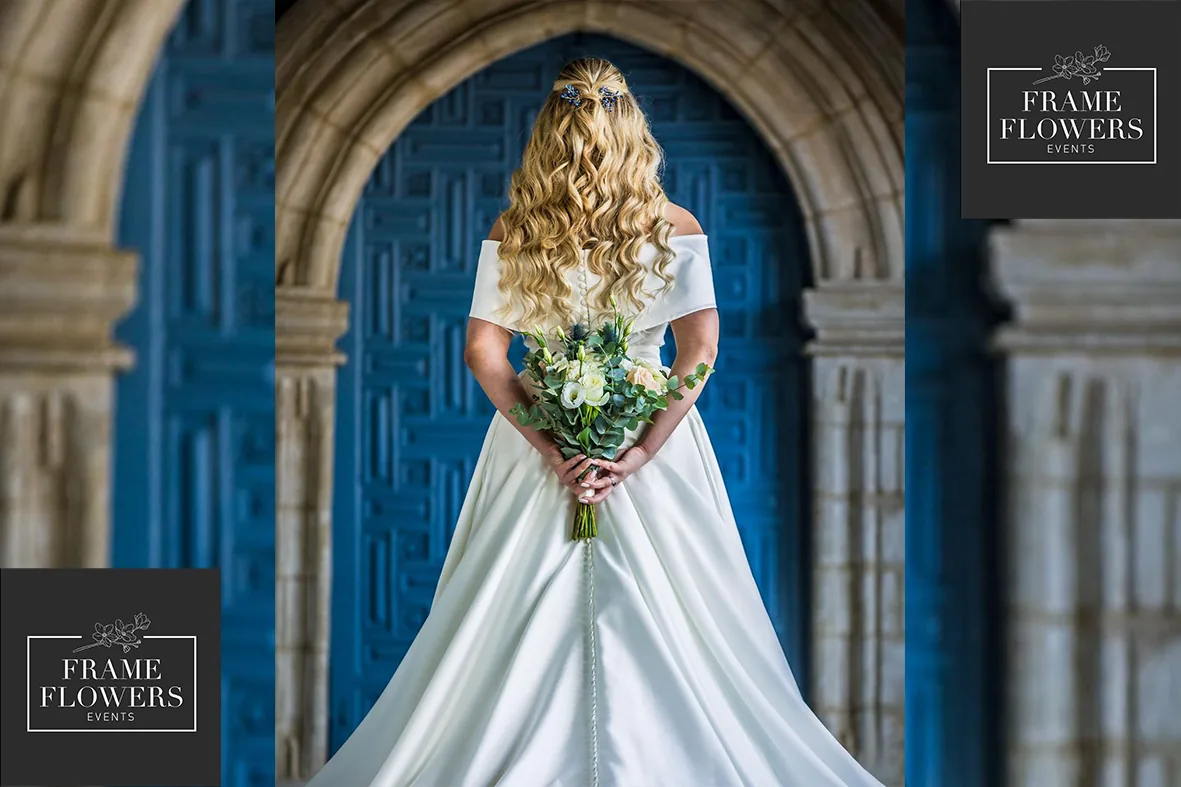 Braut mit Brautstrauß vor dem blauen Portal einer Kirche auf Zypern