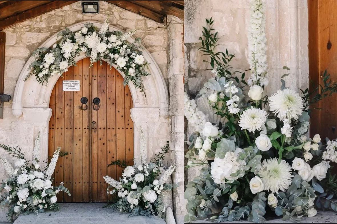 Weiße Blumendekoration am Eingang einer Kirche in Paphos