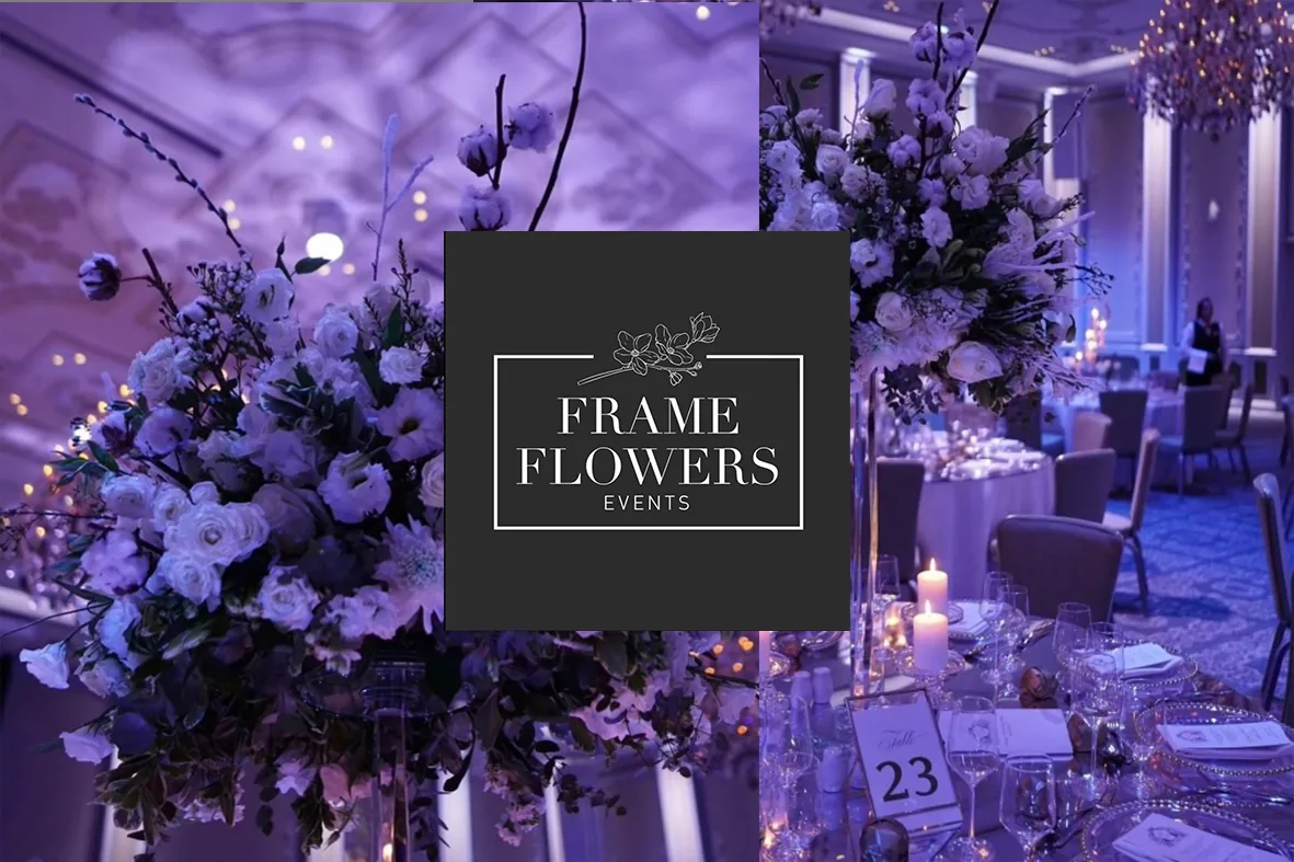 Ballsaal mit hohen weißen Blumenarrangements in violettem Licht